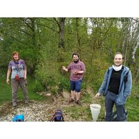 bez roušky, ale s dvoumetrovými rozestupy